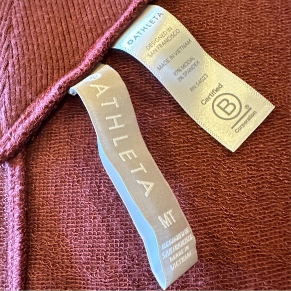 Like New - Athleta Nirvana Wear 2 Ways Wrap - in Maple Red - size M Tall - Picture 6 of 7